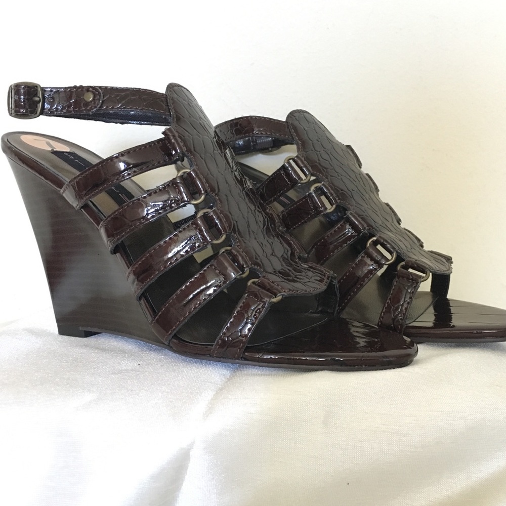 🌺 Steve Madden Faux Patent Leather Stacked Heel
